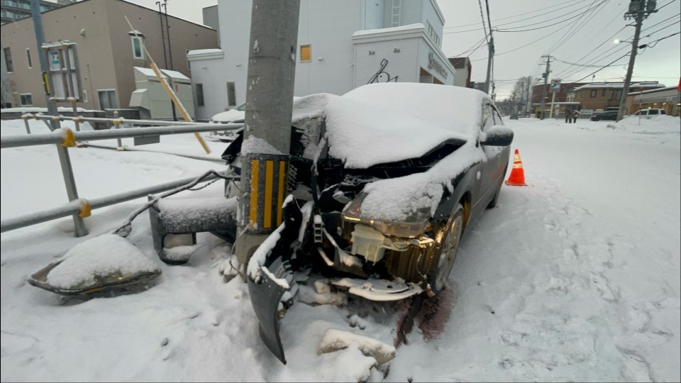 電柱に衝突し大破した乗用車（17日朝　札幌市南区川沿５条2丁目）