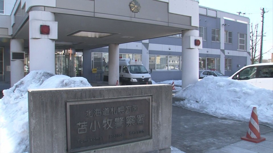 横領の疑いで自称・会社役員の男（51）を逮捕した苫小牧警察署