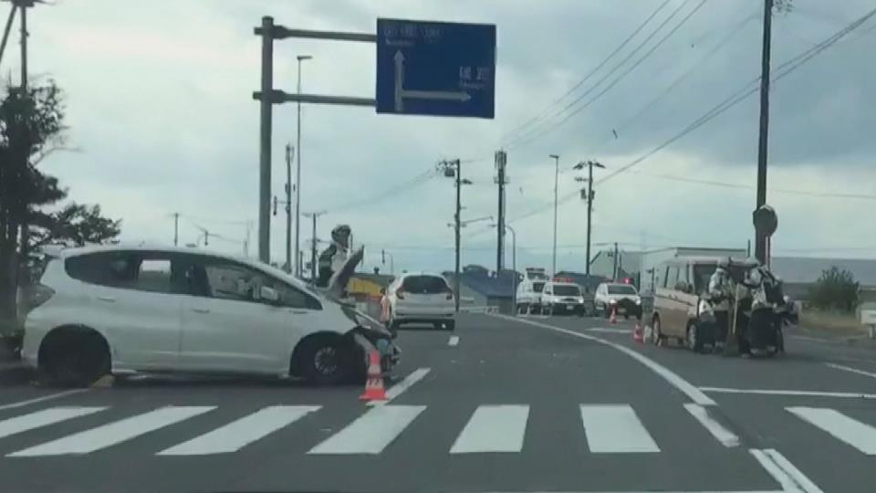 事故のあった丁字路交差点（18日午後　札幌東区丘珠町　視聴者提供）