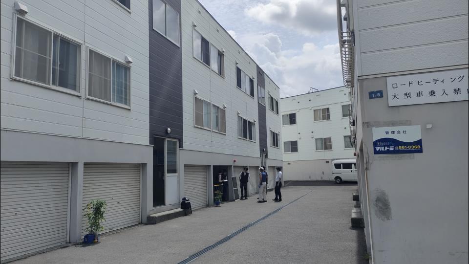 小学３年生の男児が転落、救急搬送されたアパート（26日午前、札幌市厚別区）