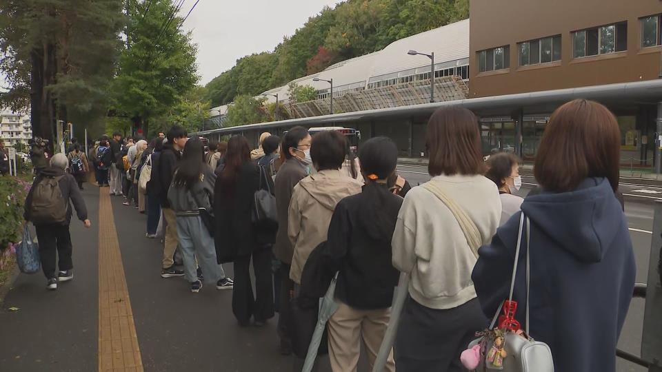 真駒内駅でバスを待つ乗客（４日午前　札幌市南区）