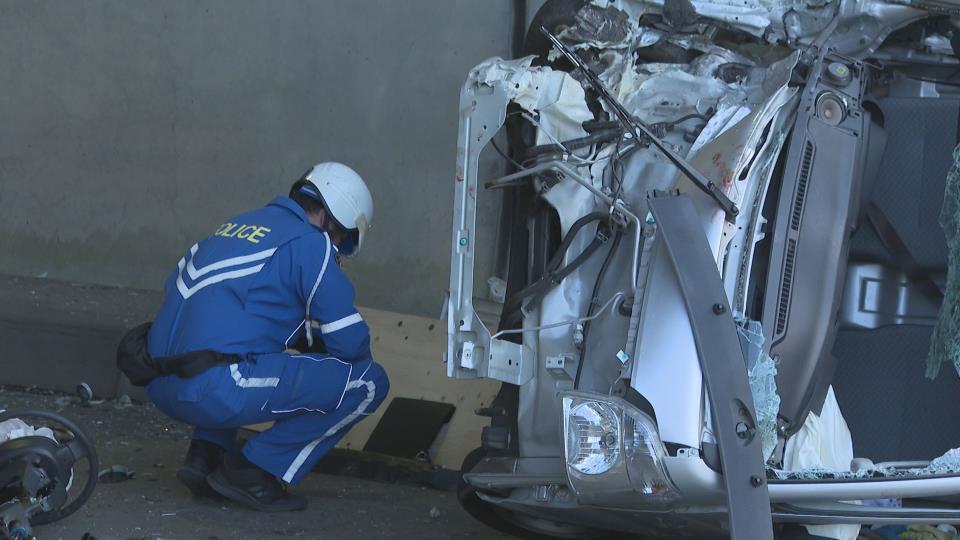 乗用車と軽自動車が衝突した事故現場（23日午後、余市町）