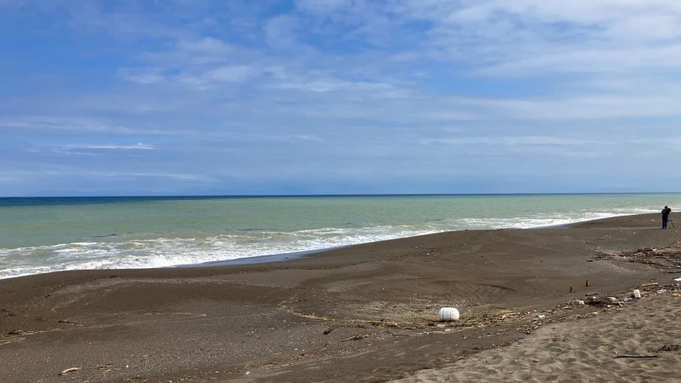 現場の海岸（11日午後　北海道木古内町）