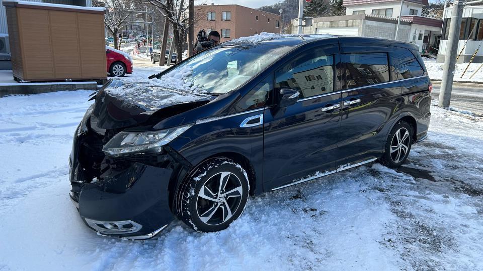 信号機に衝突した乗用車（19日午前　札幌市南区）