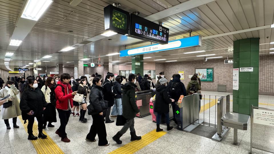 運転再開し改札を通る利用者（美園駅・視聴者撮影）