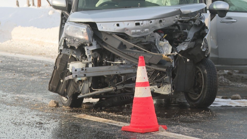 フロント部分が大破した乗用車