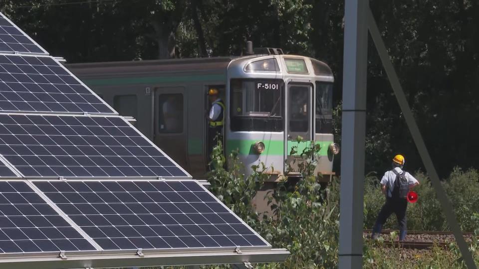 人身事故で停車中の区間快速エアポート（６日午前、恵庭市）