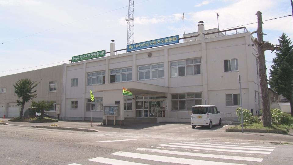 ヒグマ出没について周辺住民に注意を呼びかけている深川警察署