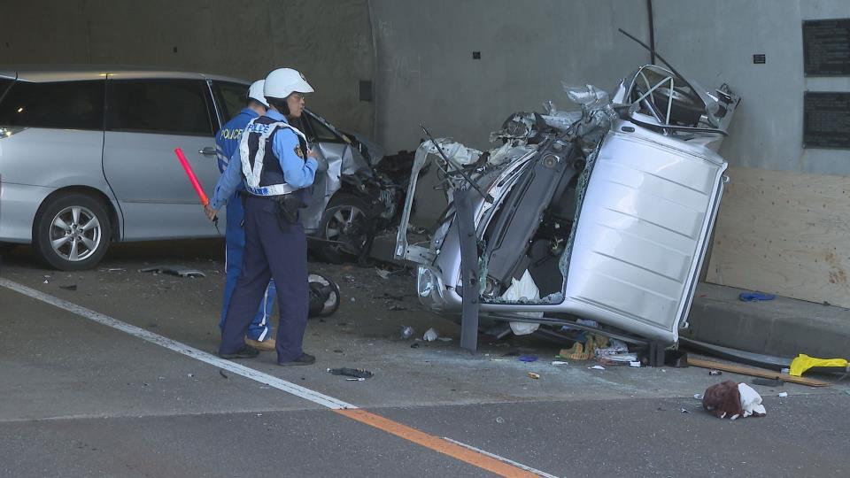 軽トラックと乗用車がトンネルで衝突した事故現場（23日午後、余市町）