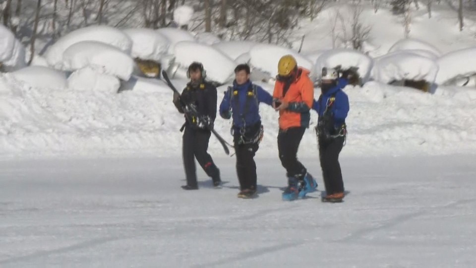 発見された外国人男性(右から2番目）(16日朝　北海道富良野市）