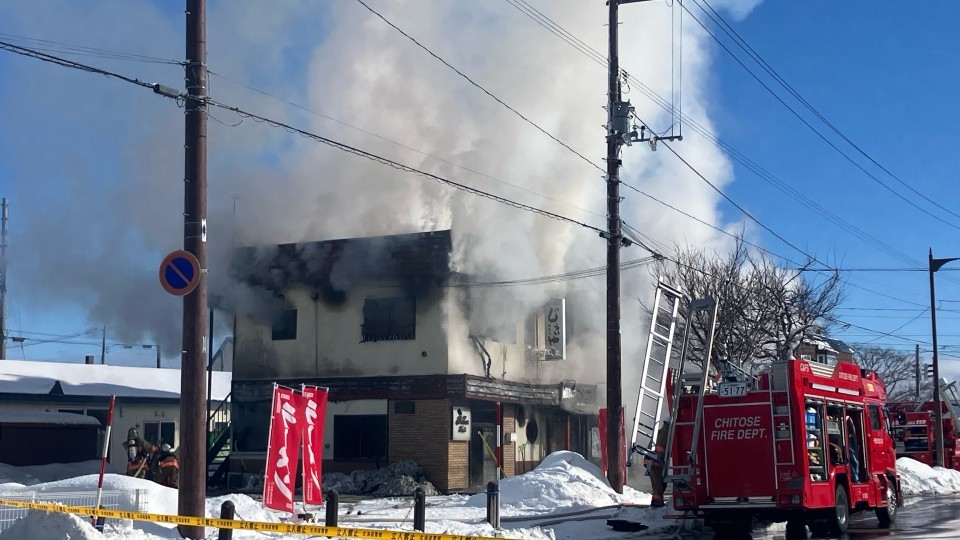 火事のあった店舗兼住宅（10日午前　北海道千歳市稲穂１丁目）