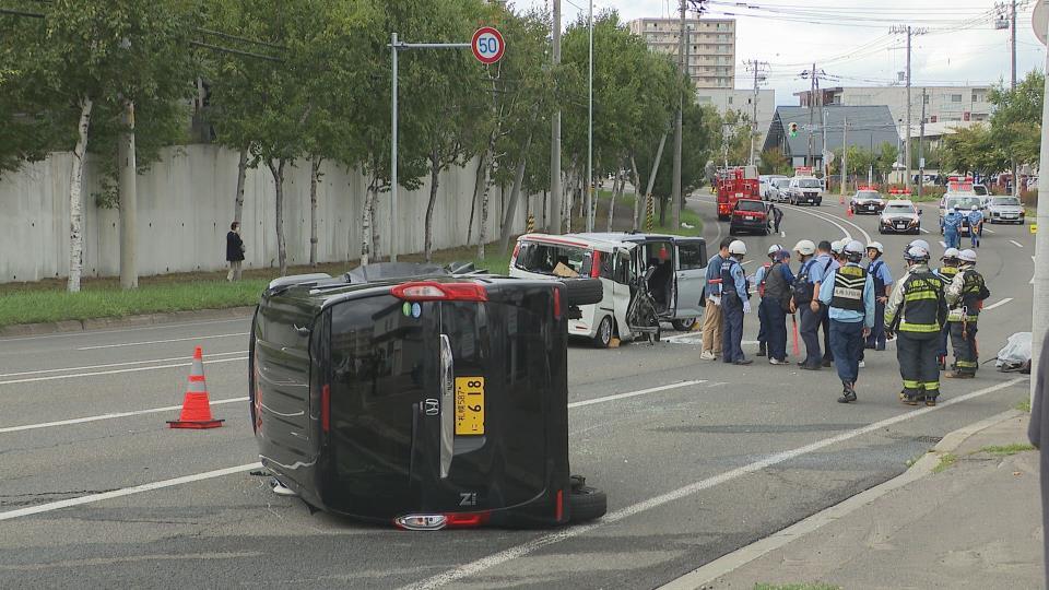 ４台からみ、軽乗用車１台が横転した事故現場（17日午後、札幌市西区）