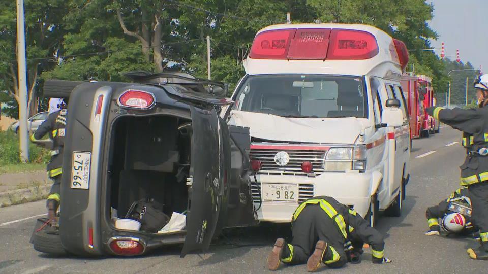 救急車と乗用車が衝突した事故現場（18日午後、幕別町）