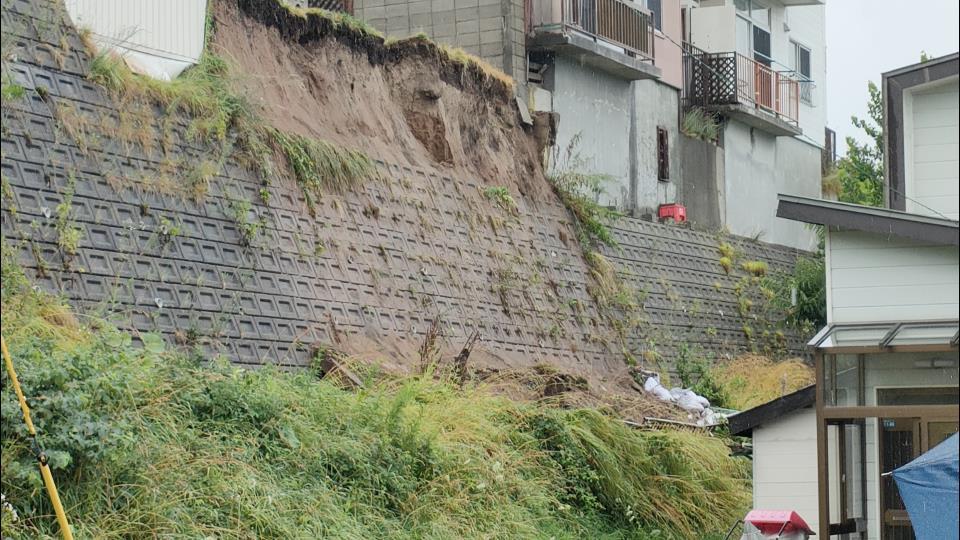 幅10メートルほどの擁壁が崩れた現場（29日午前、札幌市豊平区西岡）