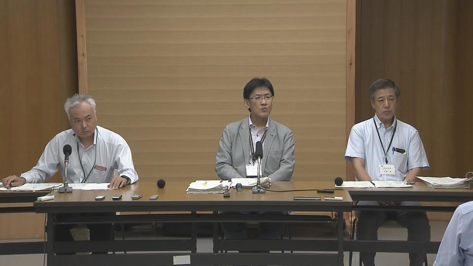 水質調査の結果を発表する北海道の担当者（22日午後　北海道庁）