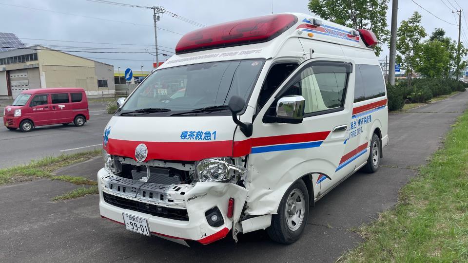 乗用車と衝突した救急車（13日午後、釧路町）