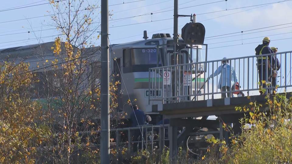 事故で停車している快速エアポート（31日午後2時　JR上野幌駅）