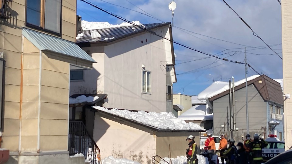 男性が落雪に巻き込まれたとみられる住宅（10日　北海道旭川市住吉6条1丁目）