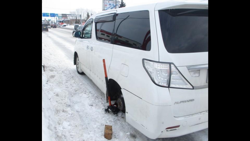 左後ろのタイヤが外れた乗用車（提供・道警）