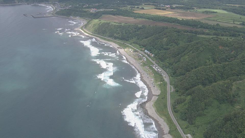 男性３人が約100メートル沖合まで流された海岸（10日午後、積丹町）