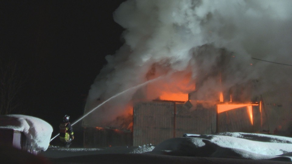 火事があった倉庫（3日夜　北海道岩見沢市若松町）