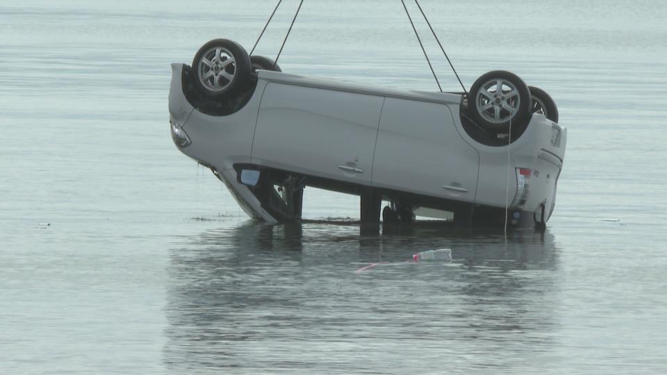 岸壁から転落、海中から引き揚げられた軽乗用車（12日午前、苫小牧港東ふ頭）