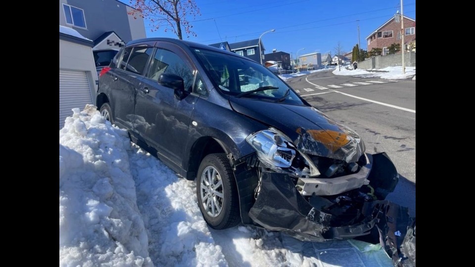 衝突し大破した乗用車（10日午前　北海道北広島市）北海道警察提供