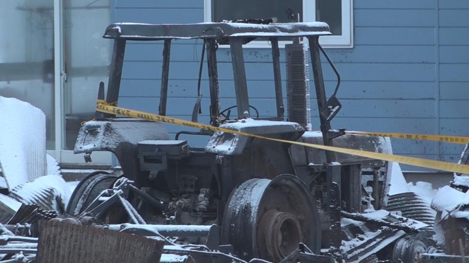 火事で焼けたトラクター（11日午前　北海道寿都町）