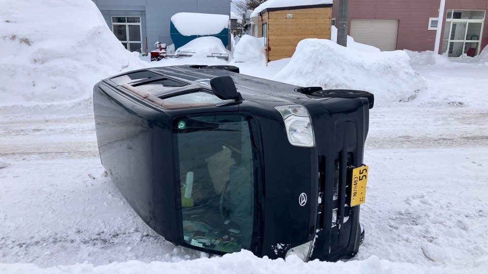 横転した軽乗用車（10日午前　北海道稚内市）