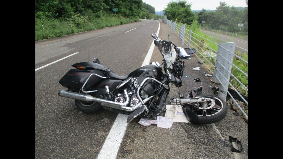 フロントフォークが折れた大型バイク（画像提供・北海道警察）