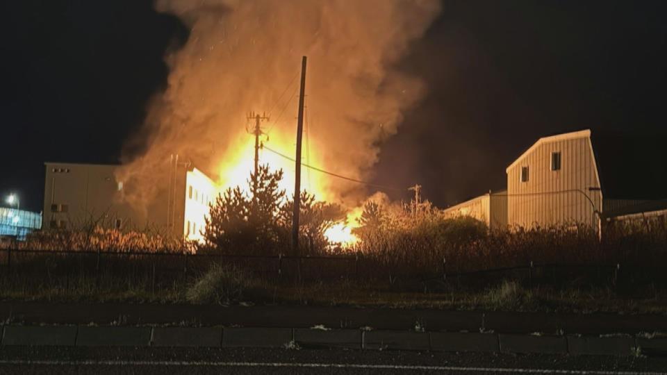 木造平屋建てとみられる住宅で火事（2日未明　北海道登別市　視聴者提供）