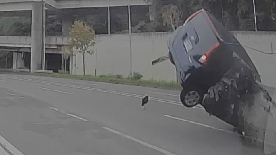 衝突直後の死亡した大学院生の乗用車（22日午前、小樽市）近くを走行の車のドラレコより