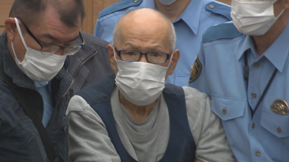 送検される海野秀男容疑者88歳（19日午前、札幌北警察署）