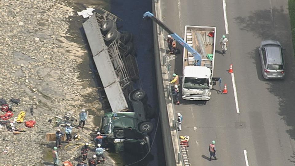 トレーラーが川に転落した事故現場（５日午前、芦別市）