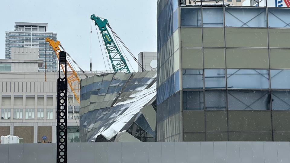 足場の一部が崩れた現場（24日 札幌市中央区）