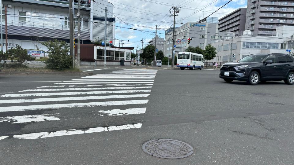 66歳の女性が左折の高速バスの巻き込まれた事故現場（22日午前、札幌市厚別区）