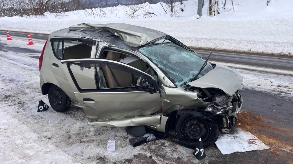 除雪車と正面衝突した軽乗用車（25日午前　北海道ニセコ町）