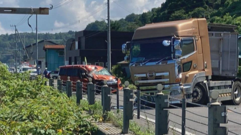 トレーラーと乗用車が衝突した事故現場（10日午後、森町　視聴者撮影）