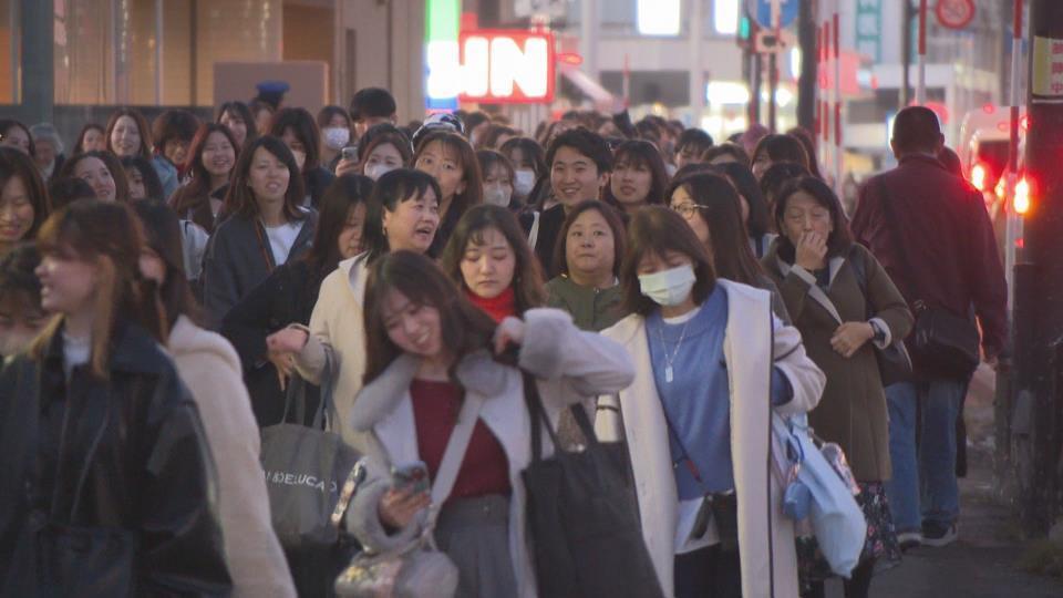 ライブ会場を目指す「Snow Man」ファン（９日・札幌市）