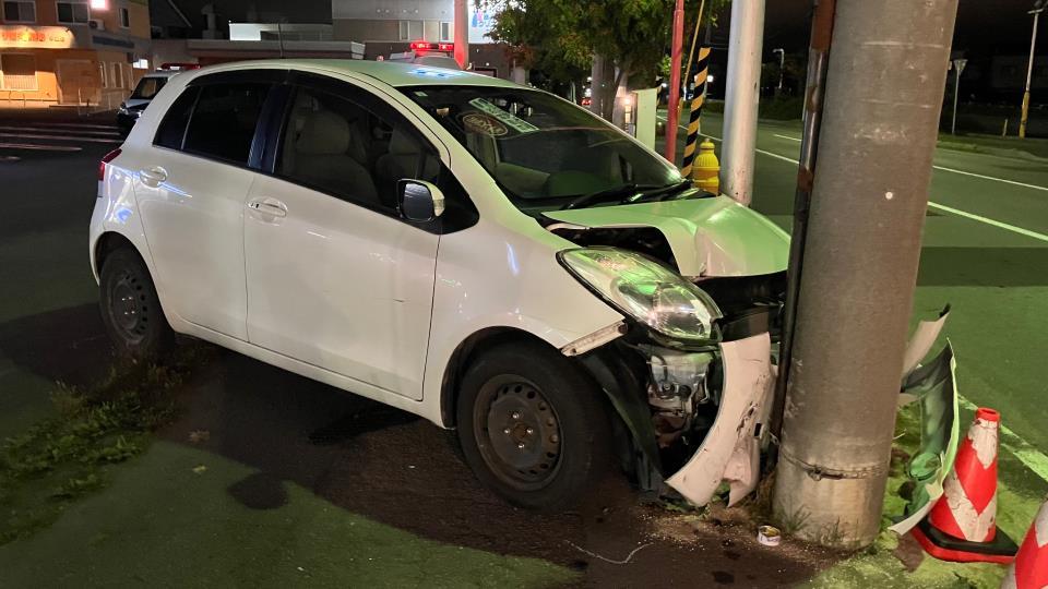 交差点で衝突した乗用車（26日　北海道函館市本通３丁目）