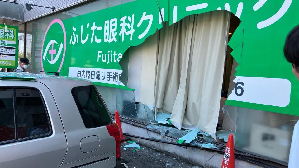 乗用車が眼科クリニックに突っ込んだ事故現場（28日午前、札幌市白石区）
