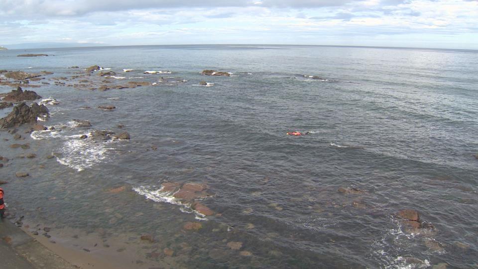 前日から行方不明の男性を海底で発見も、死亡が確認された海水浴場（12日朝、せたな町）