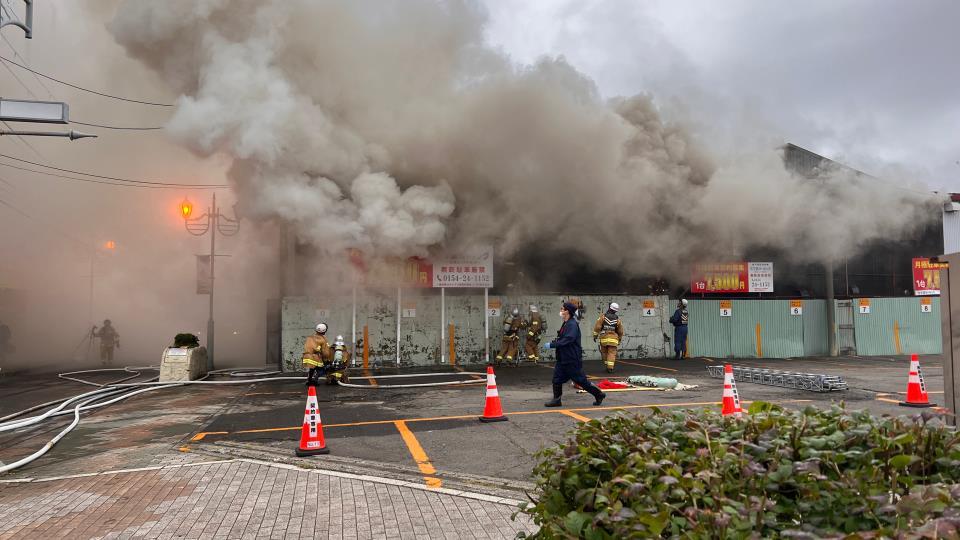 飲食店ビルの火災現場（17日朝、釧路市）