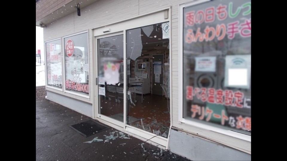 大破した店舗入口のガラス（提供・北海道警察）