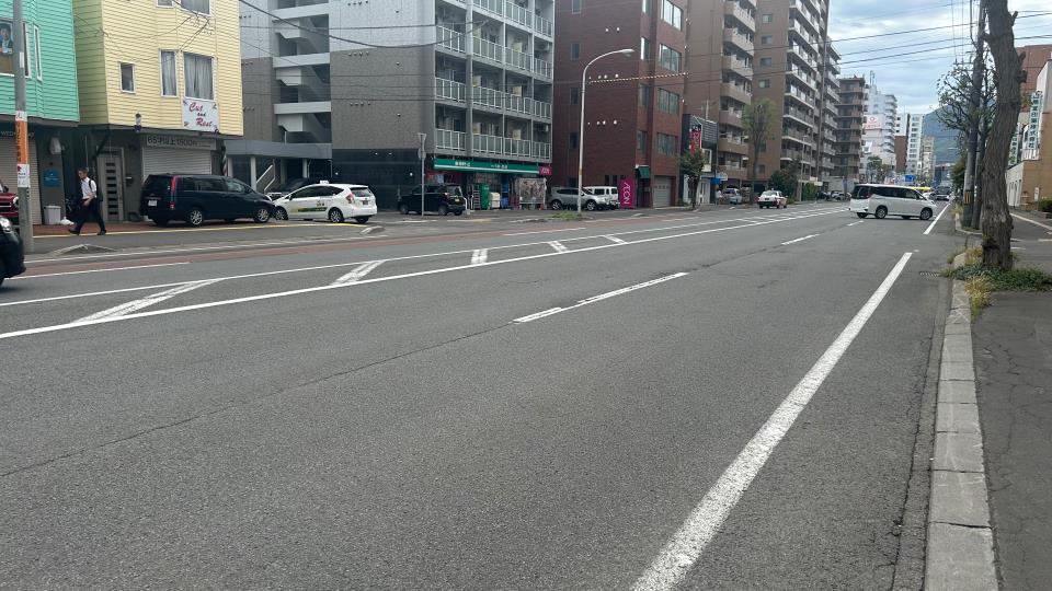 道路を横断中、男性が乗用はねられた事故現場（17日午前、札幌市中央区）