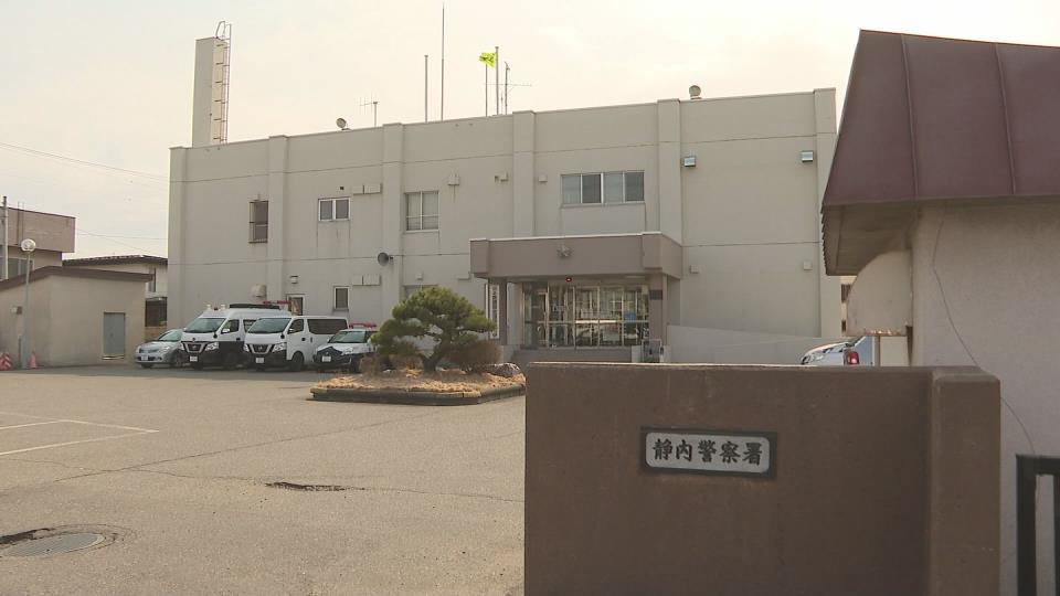 事故の状況を調べている静内警察署