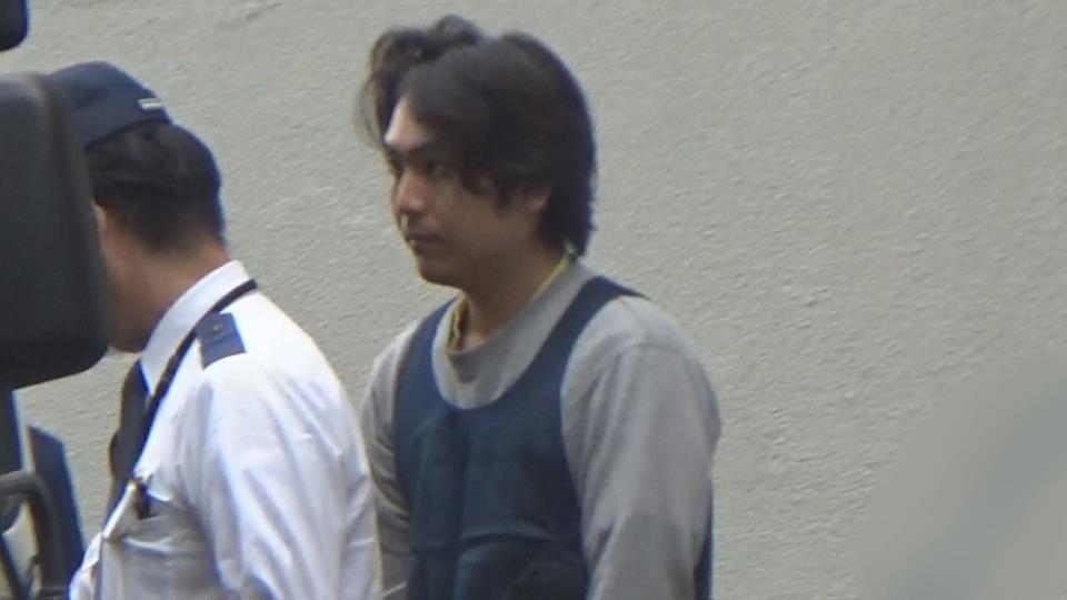 送検される鈴木陸容疑者（10月20日　札幌豊平警察署）