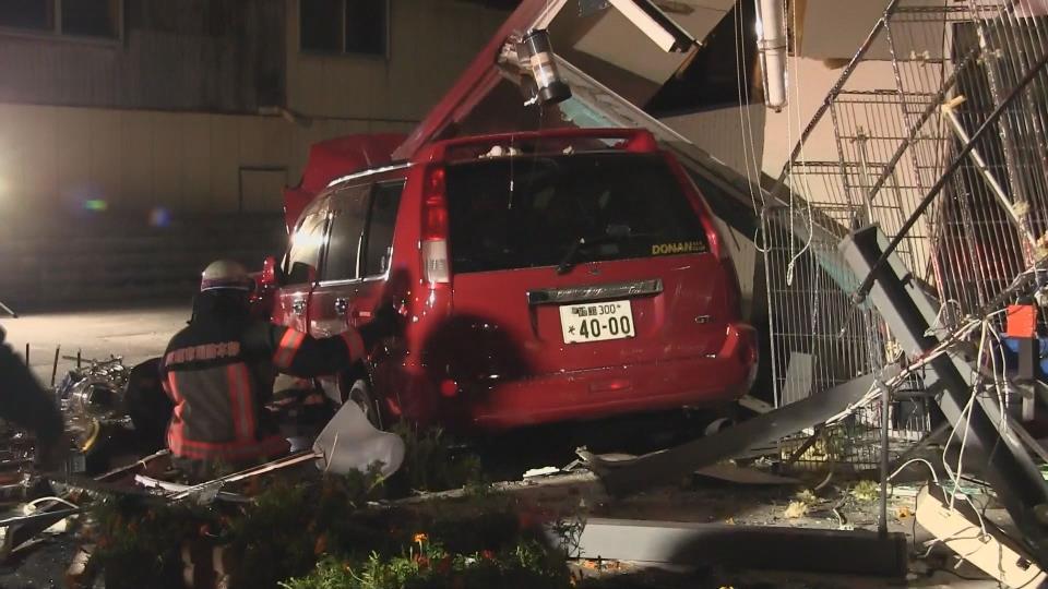 わき道から出た乗用車と衝突、店舗に突っ込んだ乗用車（20日夜、函館市）