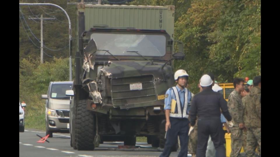 衝突事故を起こしたとみられる米軍所有の大型トラック（27日午後・北海道標茶町）国道272号線