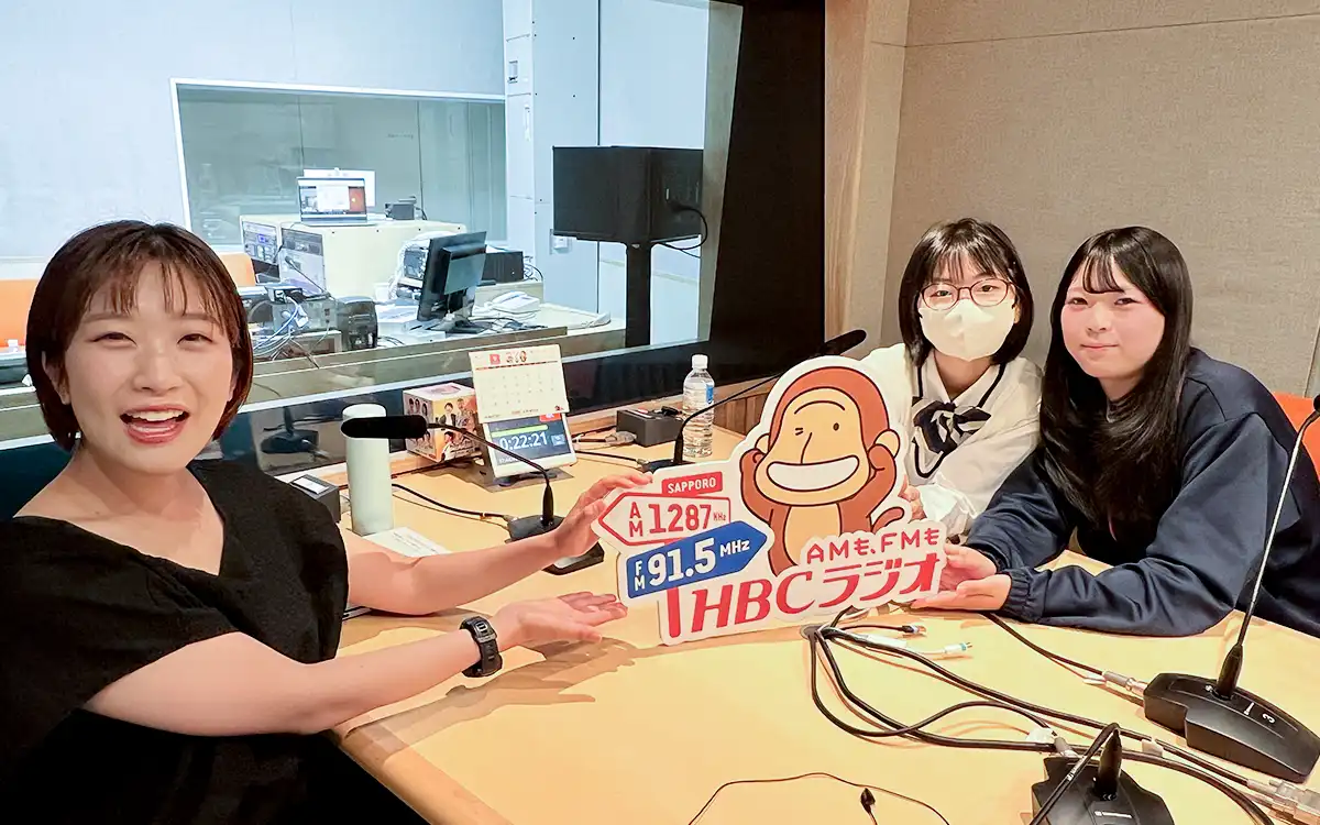 石川莉実音さん・川村美紅さんインタビューの様子（写真）